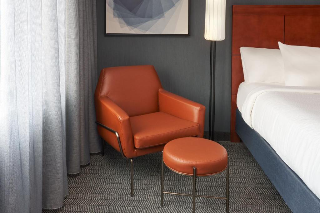 Postel nebo postele na pokoji v ubytování Courtyard by Marriott Glassboro Rowan University