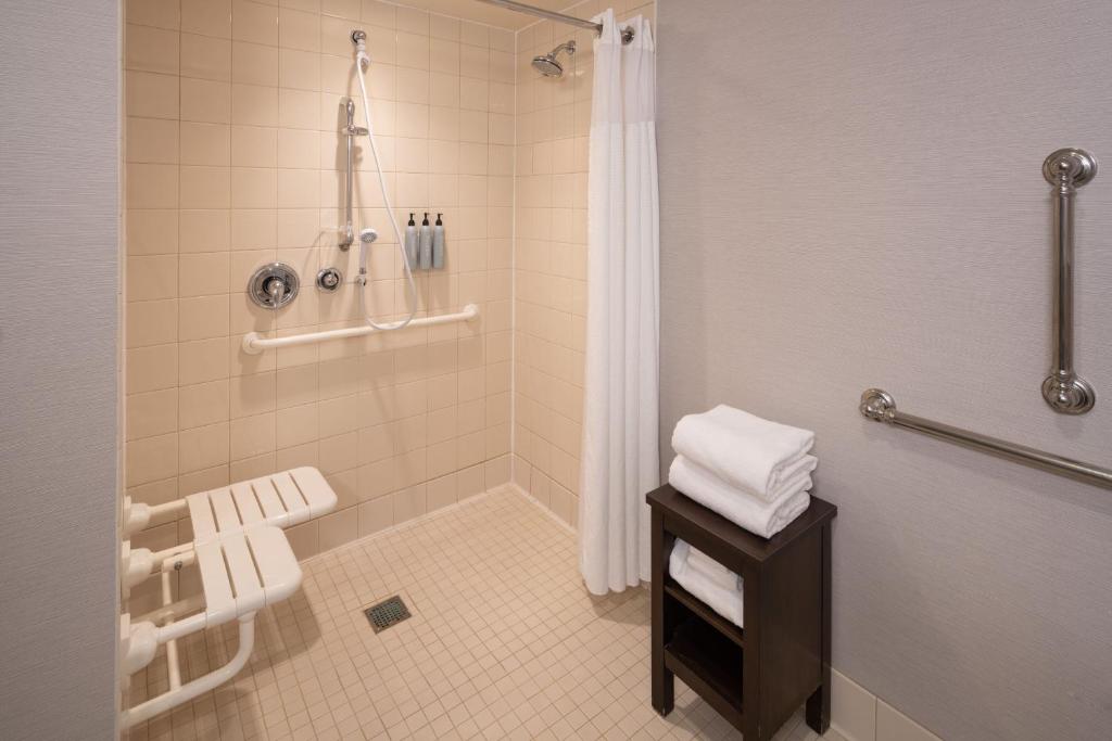 Koupelna v ubytování Courtyard by Marriott Glassboro Rowan University