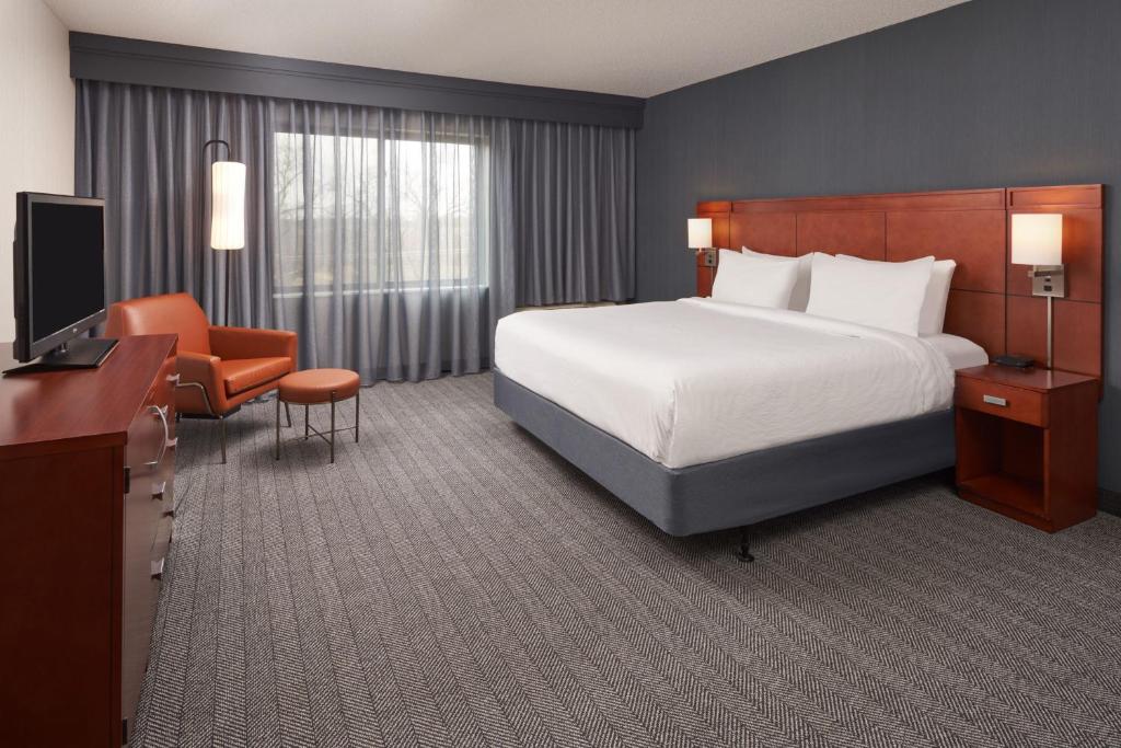 Postel nebo postele na pokoji v ubytování Courtyard by Marriott Glassboro Rowan University
