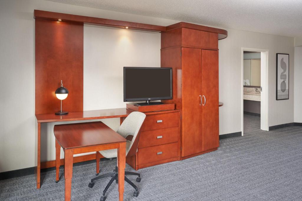 TV a/nebo společenská místnost v ubytování Courtyard by Marriott Glassboro Rowan University