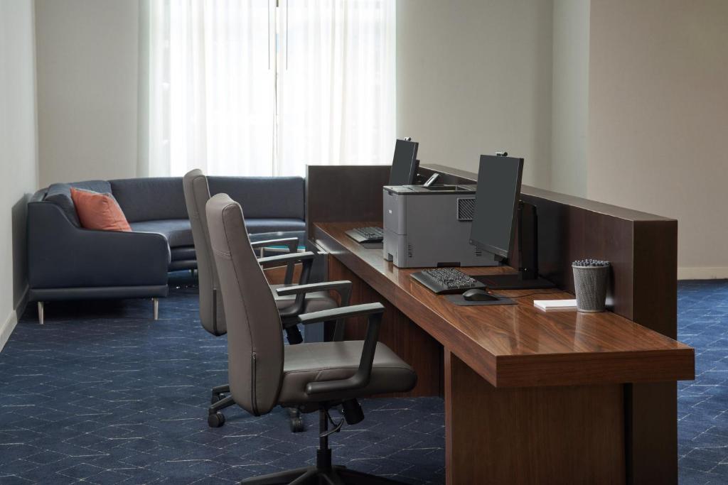 TV a/nebo společenská místnost v ubytování Courtyard by Marriott Glassboro Rowan University