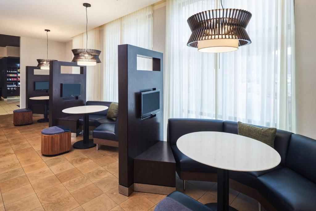 Posezení v ubytování Courtyard by Marriott Glassboro Rowan University