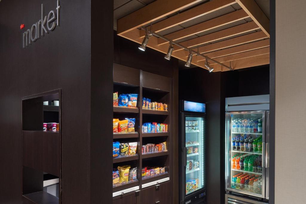 Supermarket nebo jiné obchody v  hotelu nebo okolí