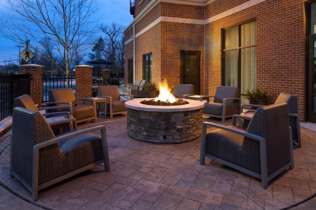 Posezení v ubytování Courtyard by Marriott Glassboro Rowan University