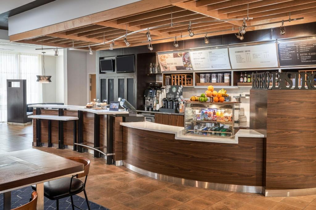 Nápoje v ubytování Courtyard by Marriott Glassboro Rowan University