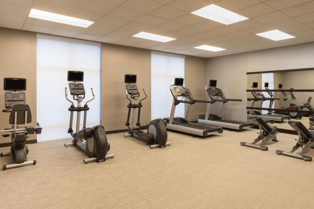 Fitness centrum a/nebo fitness zařízení v ubytování Courtyard by Marriott Glassboro Rowan University
