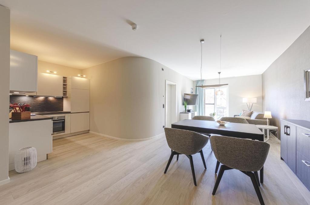 eine Küche und ein Esszimmer mit Tisch und Stühlen in der Unterkunft Swantovit - 5 Sterne Ferienwohnung zwischen Ostsee und Saaler Bodde in Wustrow