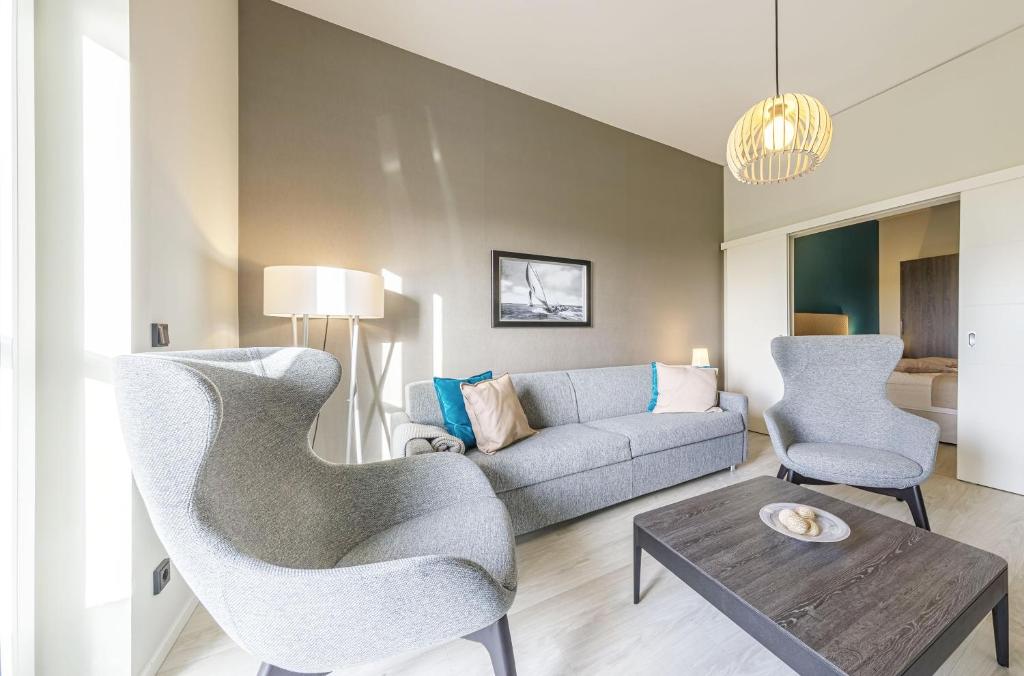 a living room with a couch and a table at Francis Drake Suite - 5-Sterne Wellnessurlaub mit Ostseeblick in Wustrow