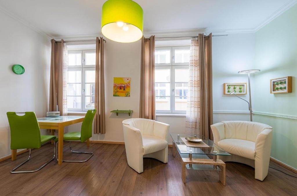 Χώρος καθιστικού στο Grüner Salon - Komfortable Ferienwohnung für zwei Personen im Herzen von Waren Müritz