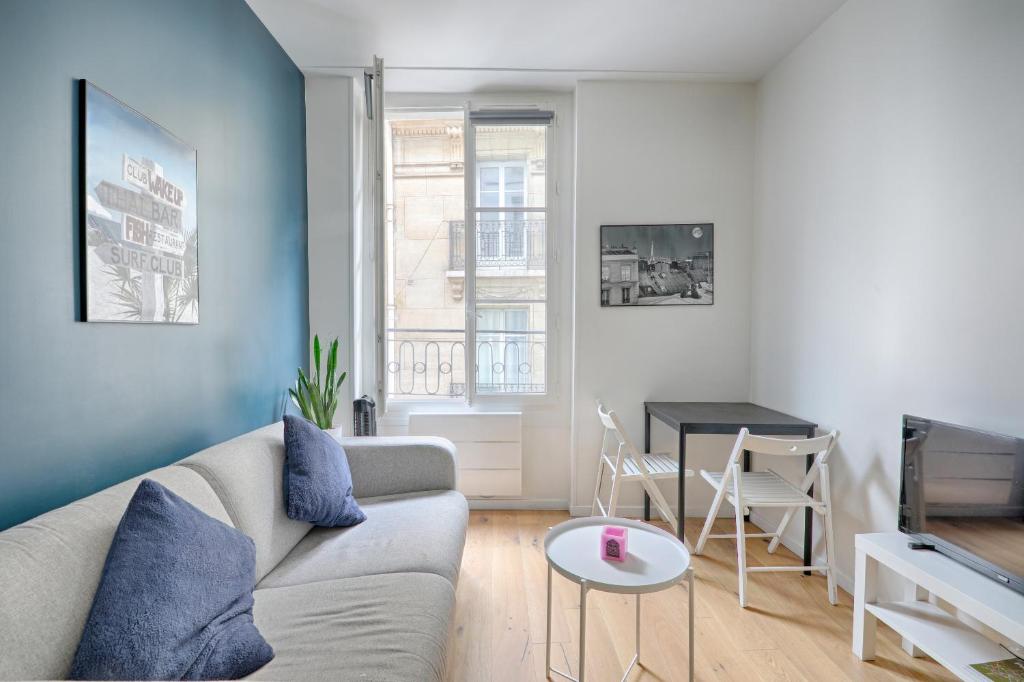 un salon avec un canapé et une table dans l'établissement Ciseaux 3G - SAINT GERMAIN DES PRES - Superbe appartement, à Paris