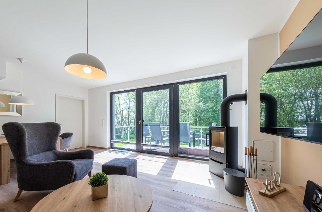 TV a/nebo společenská místnost v ubytování Alltagspause - Ferienwohnung im Herzen der Mecklenburgischen Schweiz direkt am Krakower See