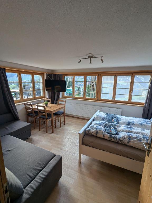 Postel nebo postele na pokoji v ubytování Zimmer in Adelboden