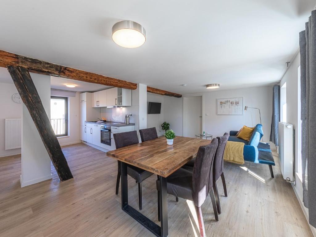 マルヒョーにあるHafenApartment im Herzen von Malchowのダイニングルーム、キッチン(テーブル、椅子付)