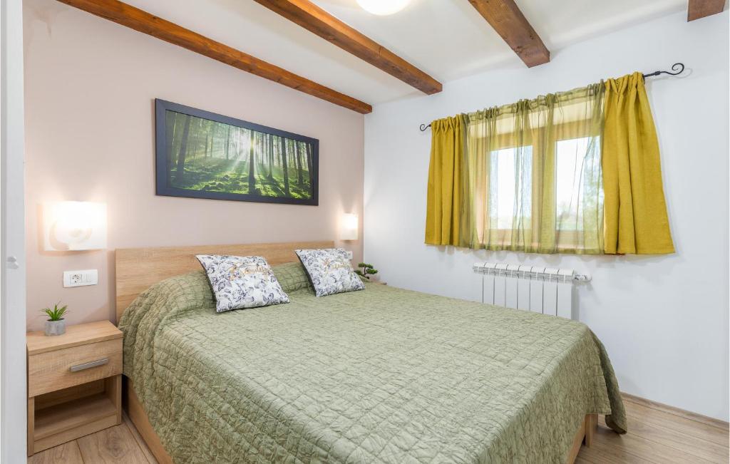 Łóżko lub łóżka w pokoju w obiekcie 4 Bedroom Gorgeous Home In Vodnjan
