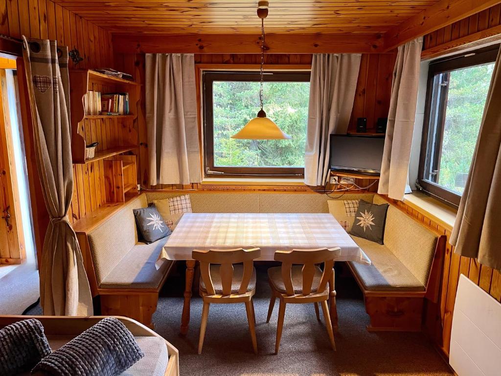 Televízia a/alebo spoločenská miestnosť v ubytovaní Haus 25 Top 1
