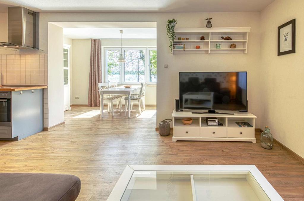 TV a/nebo společenská místnost v ubytování Kietz-Flair am Müritzufer mit Balkon und Terrasse