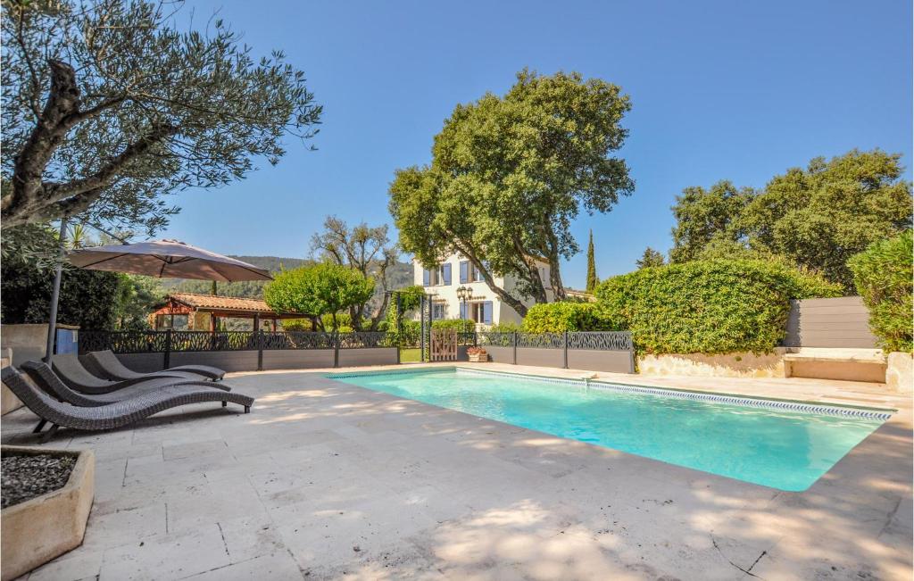 - une piscine dans une cour avec des chaises et des arbres dans l'établissement 4 Bedroom Amazing Home In Fréjus, à Fréjus