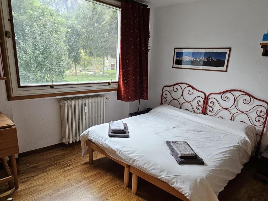 Łóżko lub łóżka w pokoju w obiekcie La Gerla - Maison de Charme - Vista Monte Bianco