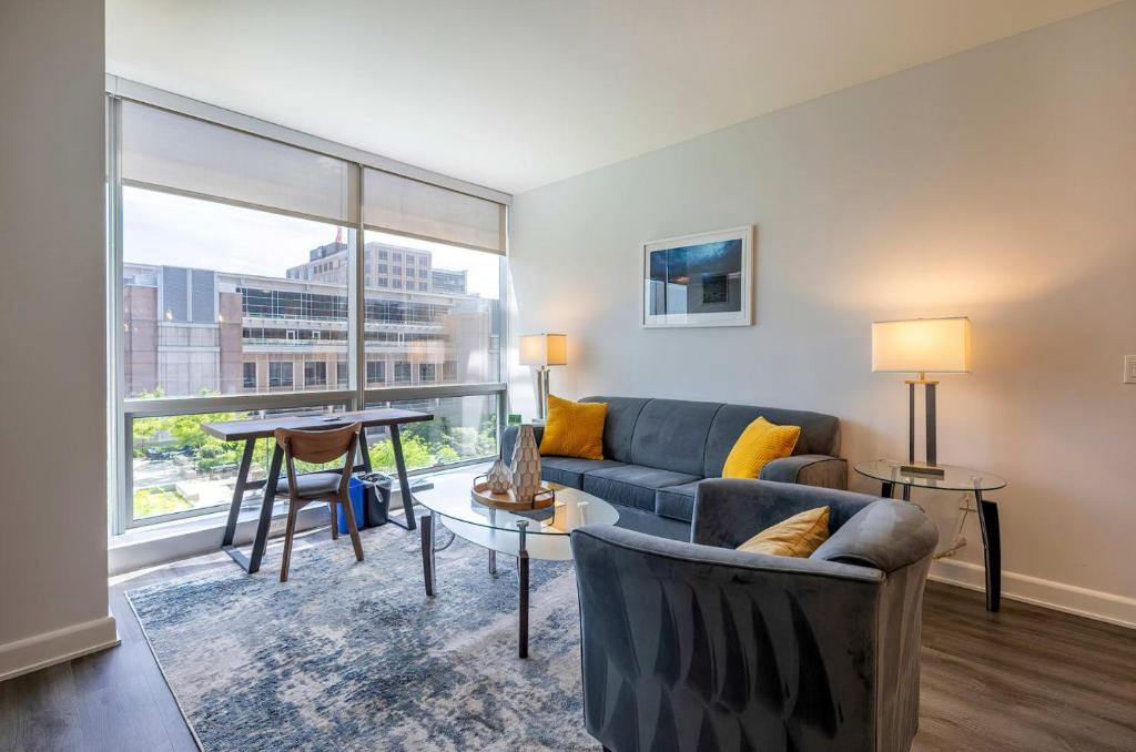 Χώρος καθιστικού στο Modern Apt Close to Downtown