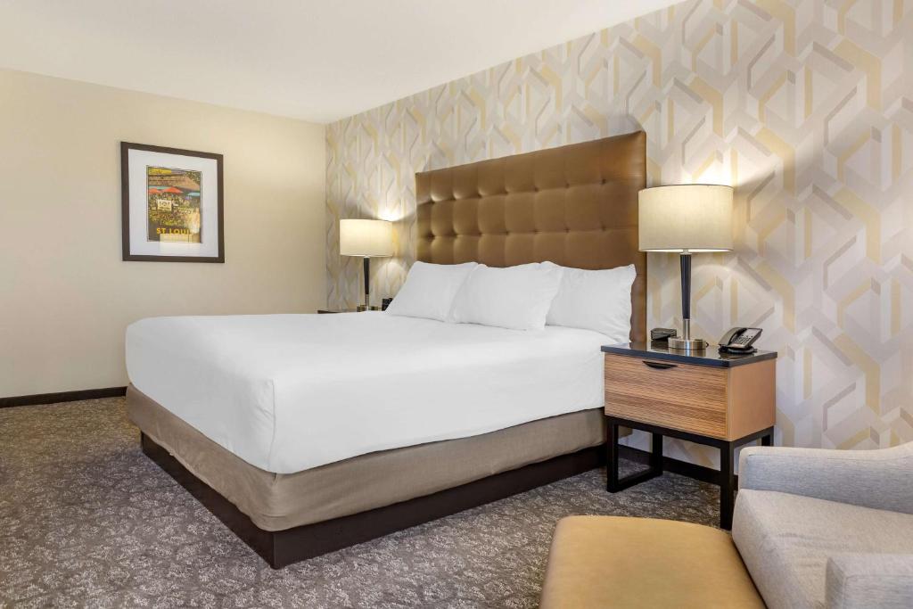 Drury Inn & Suites St. Louis-Southwest - Deluxe King Room