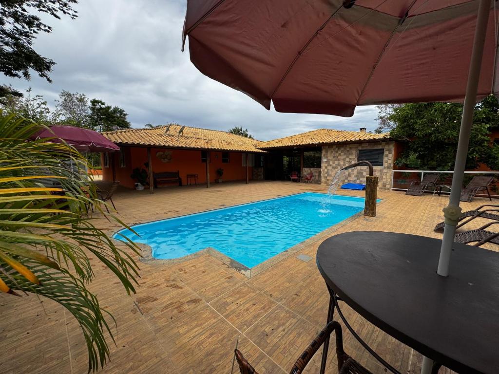 Kolam renang di atau dekat dengan Sítio com área de lazer completa e piscina aquecida