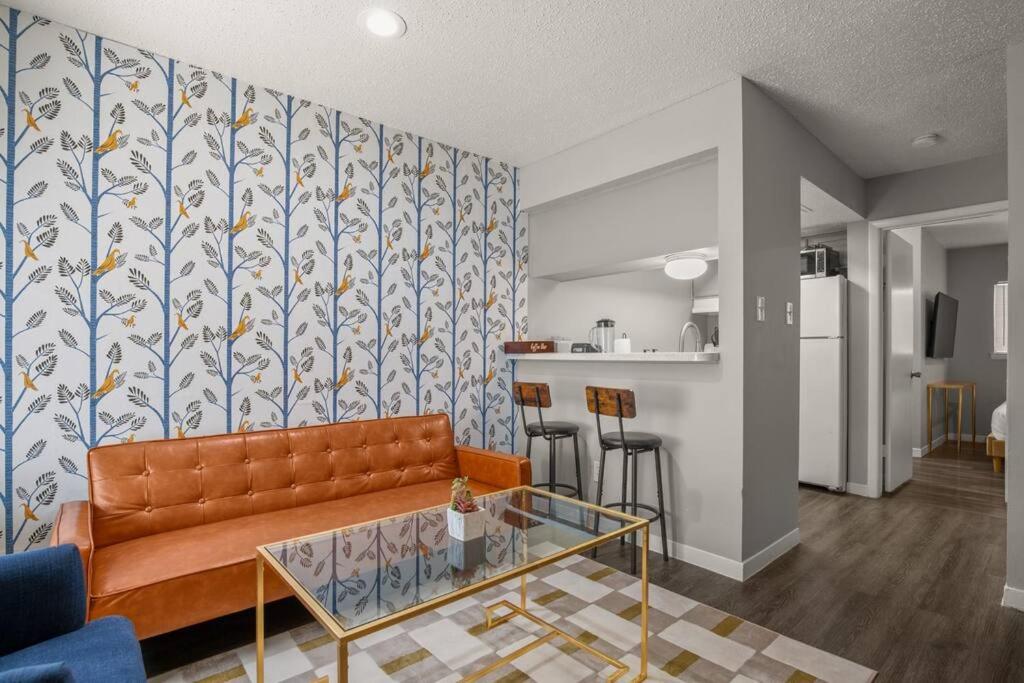 Una cocina o cocineta en Close to Downtown Fast Wi-Fi Parking Pool