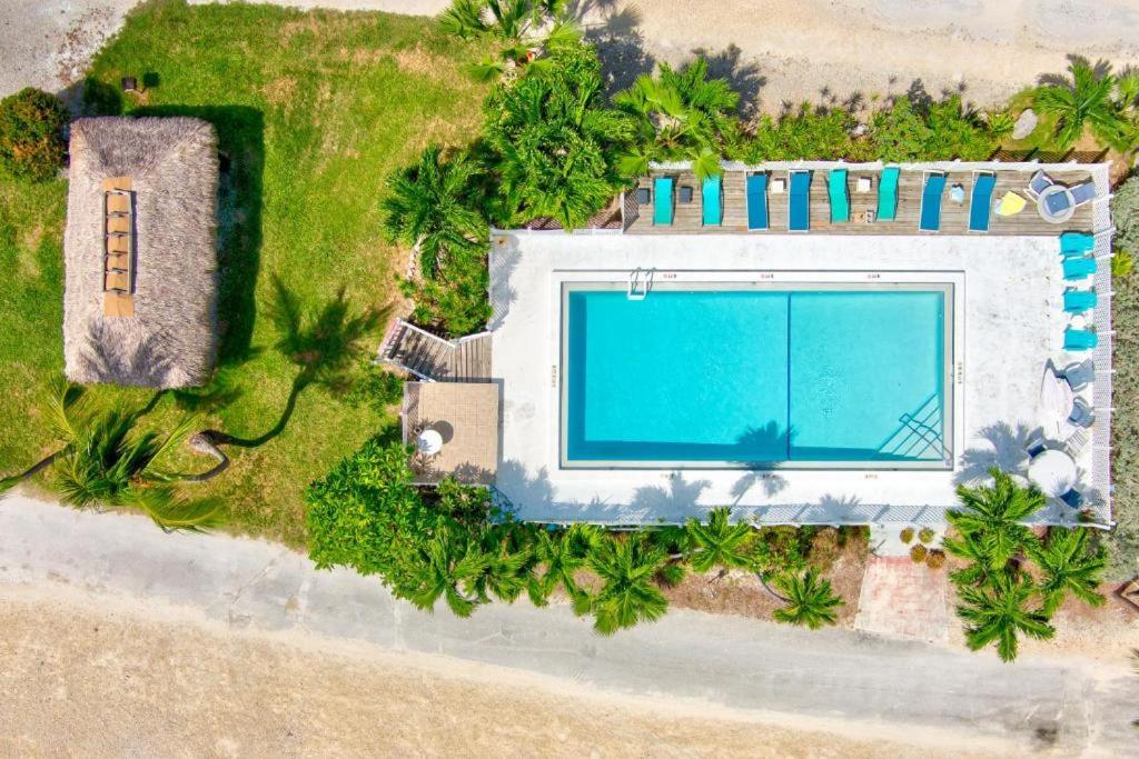 Cabins at Bonefish Bayの敷地内または近くにあるプール