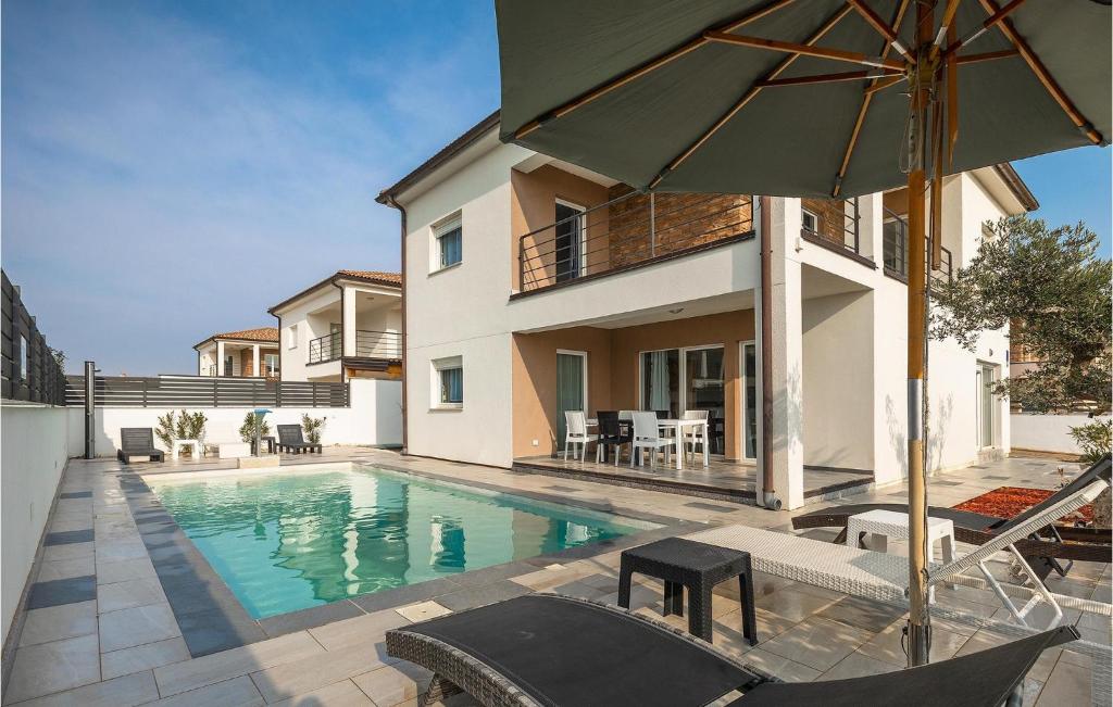 普拉Villa Gusto的房子后院的游泳池