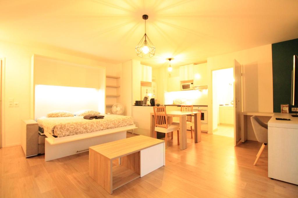 Disponible - Appartement Entier Neuf - 8mn à pied RER C Paris, Parking rue Gratuit, En Face Hôpital d'Arpajon, Balcon Privé, Matelas Bultex 160x200, Ascenseur, Accès PMR, Centre Ville à pied - Housity