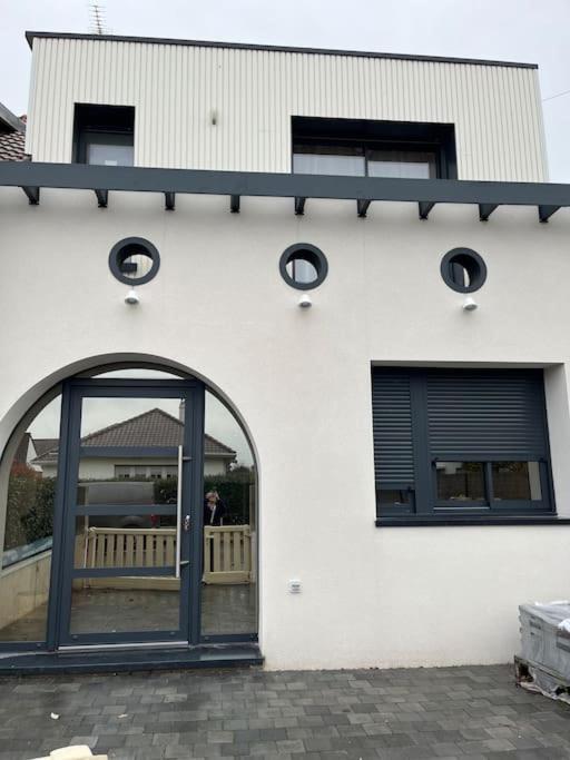 - un bâtiment blanc avec une porte et une fenêtre dans l'établissement À louer Maison de vacances, à Le Touquet-Paris-Plage