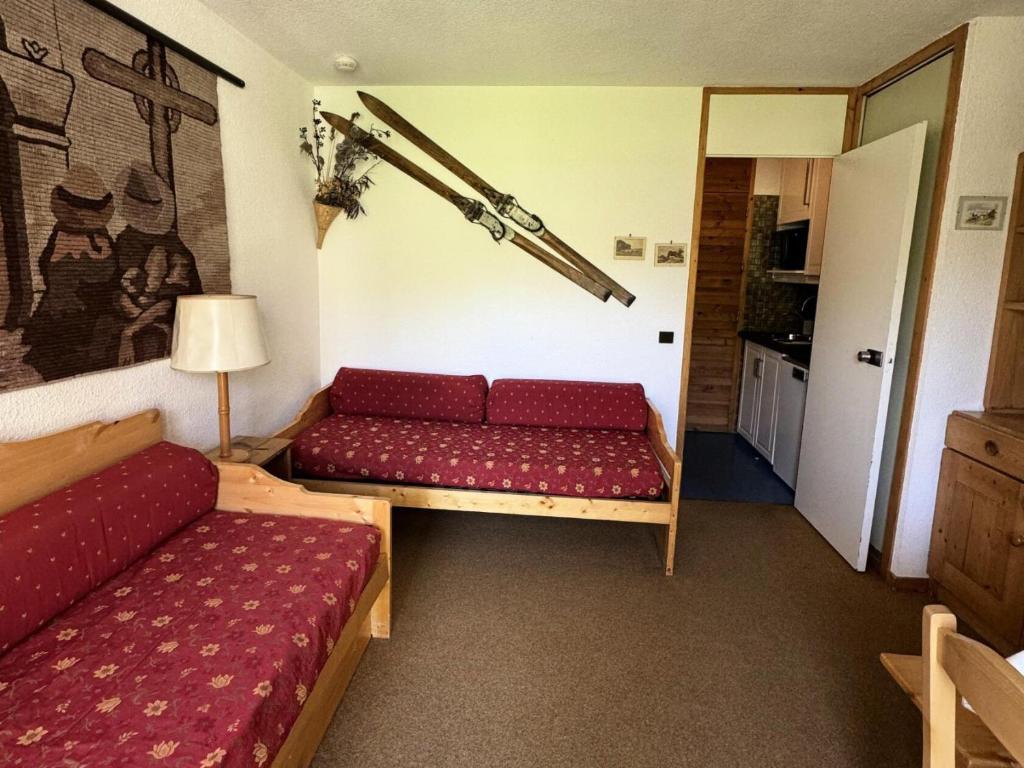 - un salon avec deux canapés rouges dans l'établissement Résidence Pierre De Soleil - Studio pour 2 Personnes 00, à Mâcot La Plagne