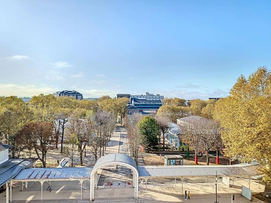 - une vue sur un parc avec un banc et des arbres dans l'établissement Appart Hôtel - Vue unique, à Vichy
