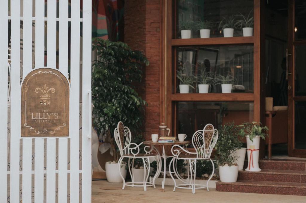 a table and chairs in front of a building at The Lilly's Stories in Fort Kochi