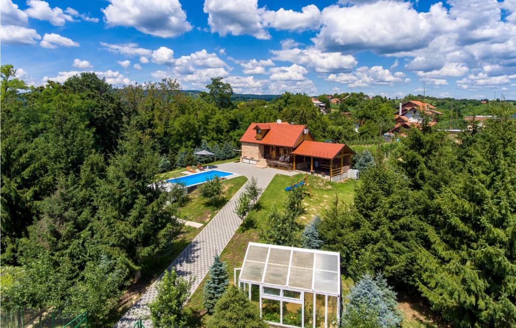 Bazén v ubytovaní 3 Bedroom Lovely Home In Hrnjanec alebo v jeho blízkosti