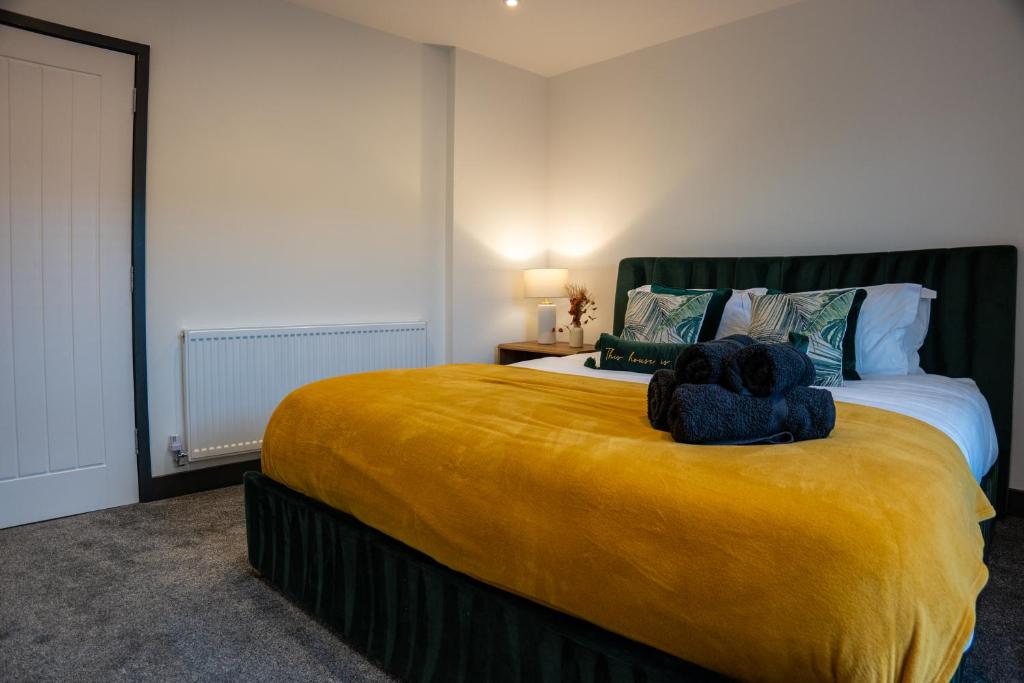 Ένα ή περισσότερα κρεβάτια σε δωμάτιο στο High End Apartment - Perfect For Contractors & Builders - Free Parking