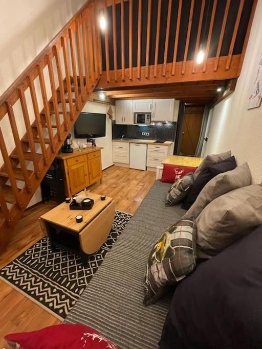 un salon avec un canapé et une table dans l'établissement Petit chalet cosy prêt des pistes, à Bolquère-Pyrénées 2000