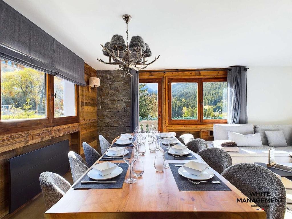 a dining room with a long table and chairs at Chalets Le Cepe - Beau demi-chalet à l'entrée de Courchevel Moriond MAE-8374 in Courchevel
