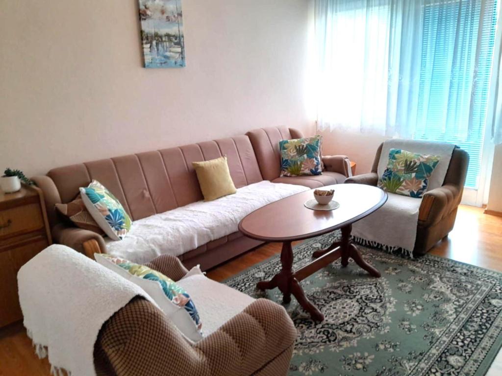 Una sala de estar con un sofá y dos sillas y una mesa. en La Simba2, en Banja Luka