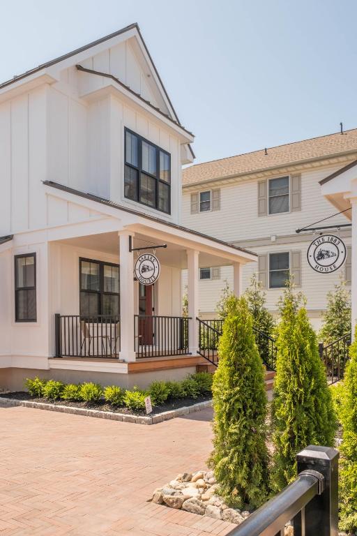 Beach The Hen Houses - Two-Bedroom Townhouse