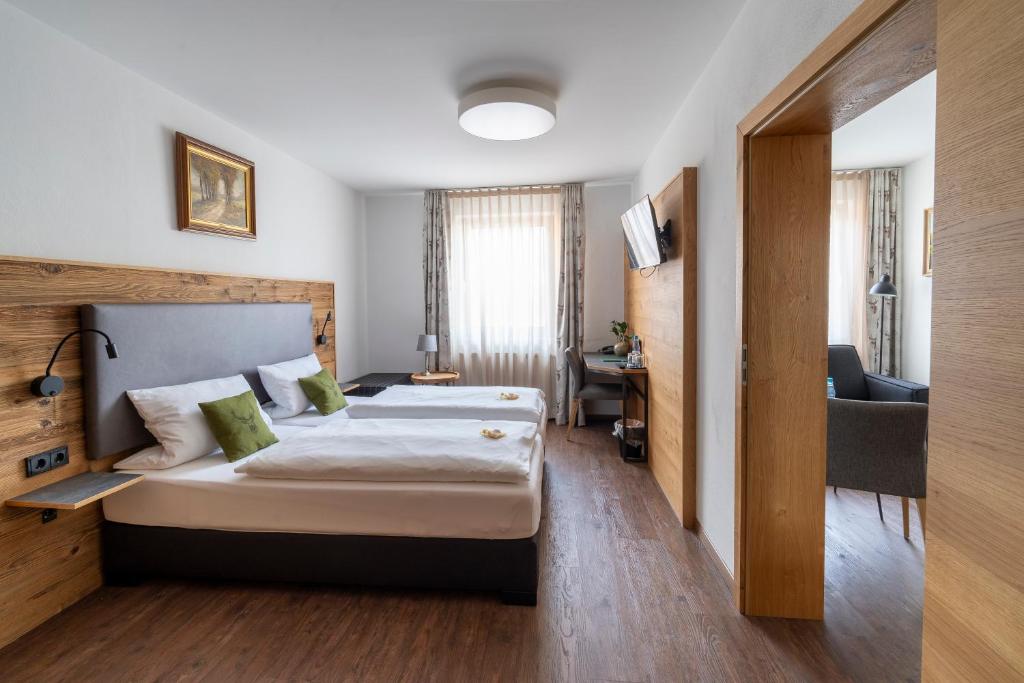 Postel nebo postele na pokoji v ubytování Hotel zum ehem. königl. Bayr. Forsthaus
