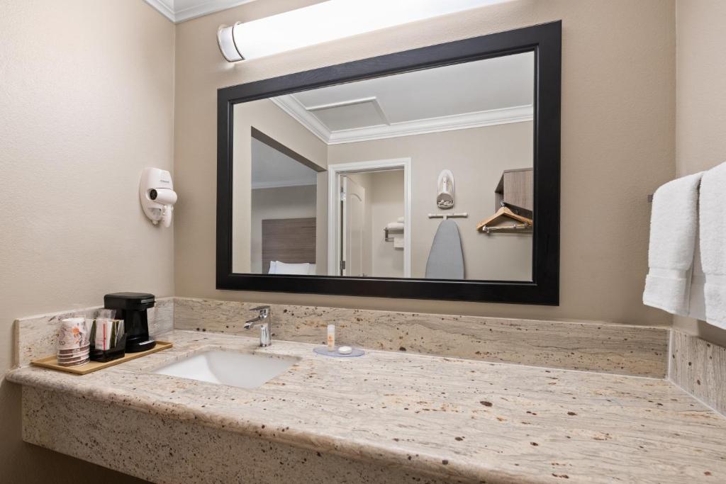Solara Inn and Suites photo