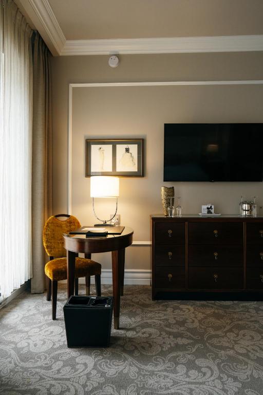 TV a/nebo společenská místnost v ubytování Hôtel Birks Montréal