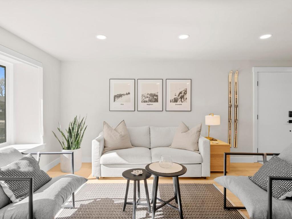 Ruang duduk di Modern Home near Salt Lake's Attractions