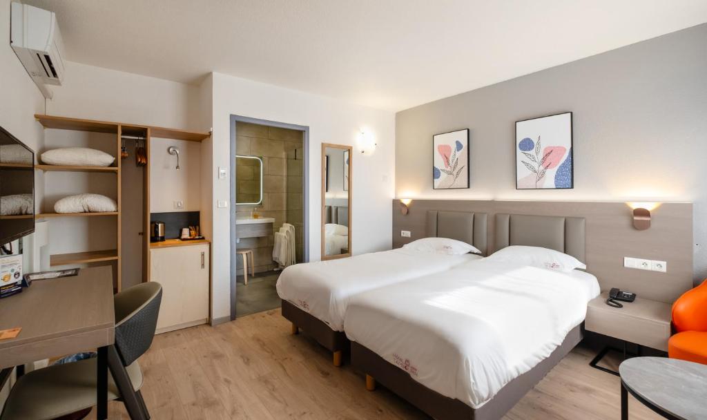 Postel nebo postele na pokoji v ubytování Hotel Tambourin