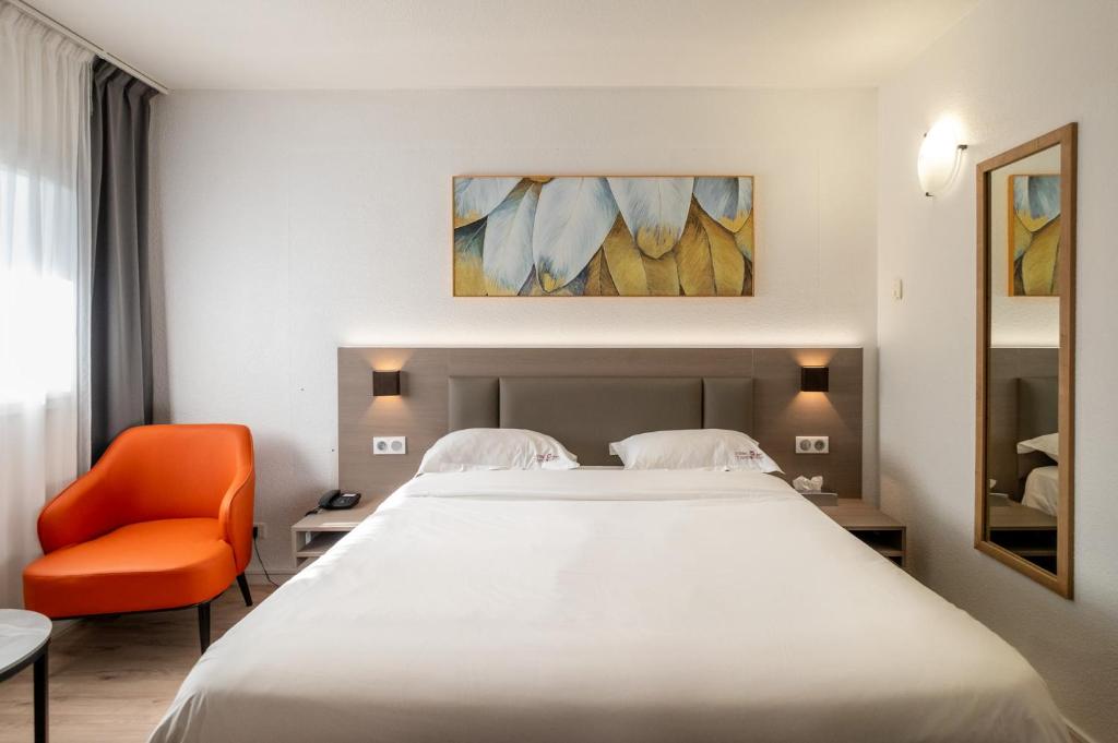 Postel nebo postele na pokoji v ubytování Hotel Tambourin