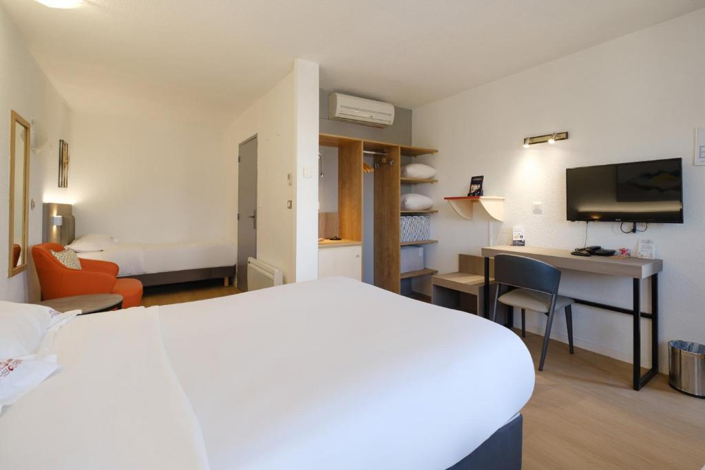 Postel nebo postele na pokoji v ubytování Hotel Tambourin