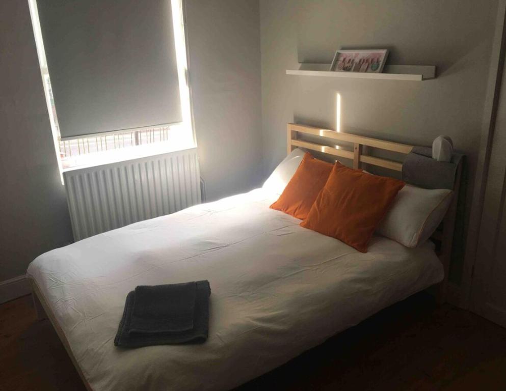 Ένα ή περισσότερα κρεβάτια σε δωμάτιο στο Double Bedroom in shared house closer to city center