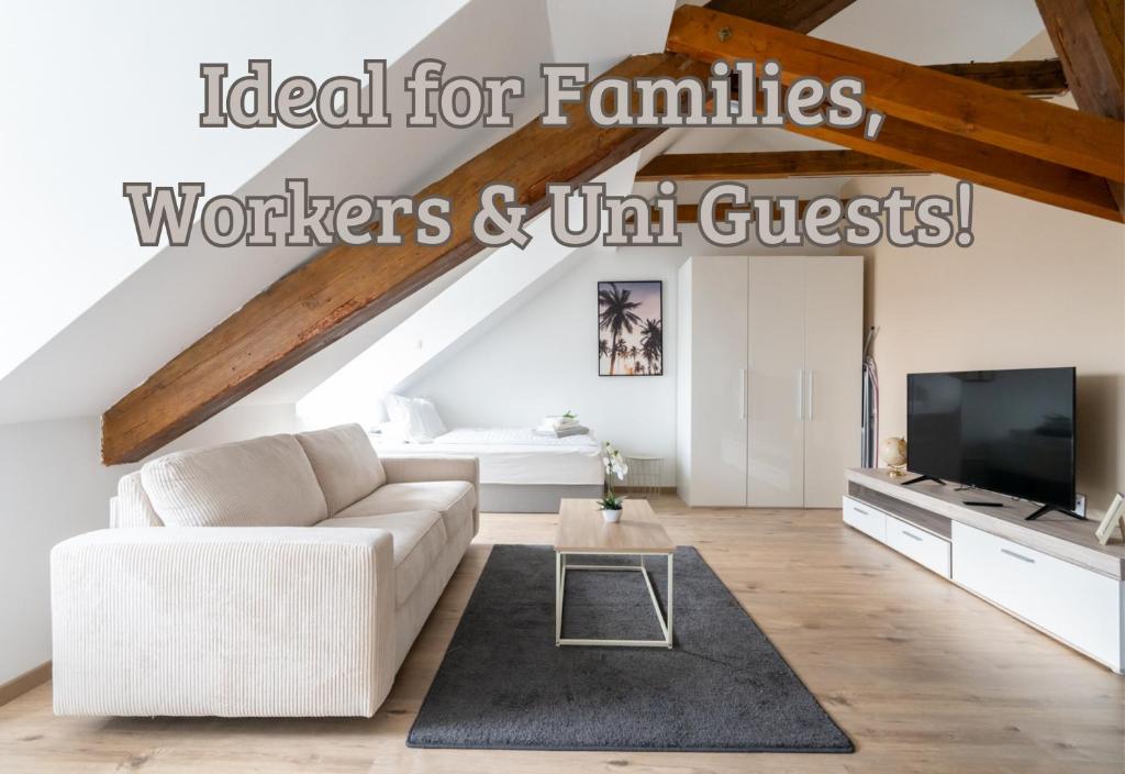 Μια τηλεόραση ή/και κέντρο ψυχαγωγίας στο Spacious 7-Person Leoben Apartment - Ideal for Workers, Groups & Family