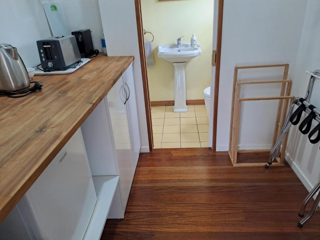 Kuchyň nebo kuchyňský kout v ubytování Keriwin House