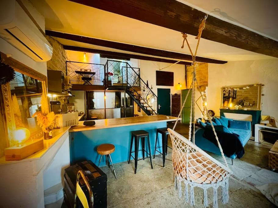 - une cuisine avec un îlot bleu dans l'établissement Loft en duplex centre historique, à Montpellier